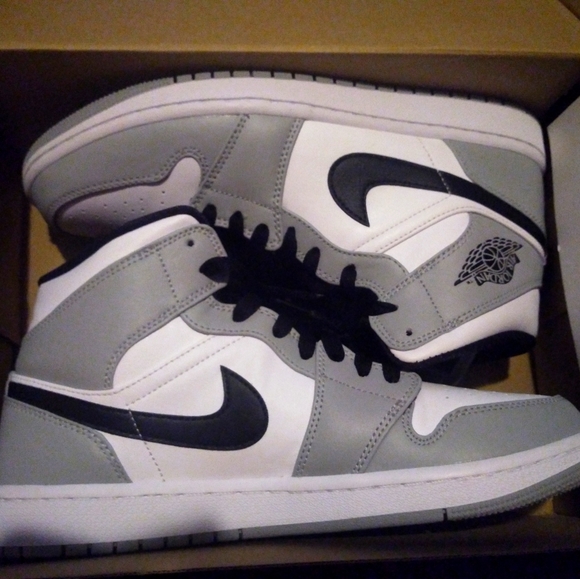 Jordan 1 light smoke mids